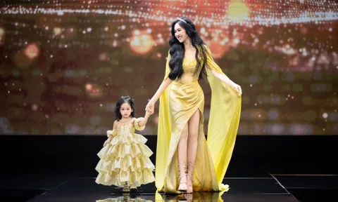 Con gái Á hậu xinh như búp bê, 2 tuổi đã catwalk dạn dĩ và nói được song ngữ