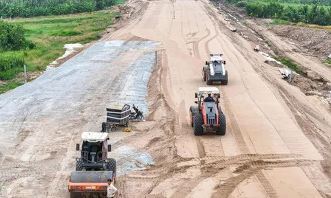 200 mũi thi công, 950 thiết bị, hơn 2.100 kỹ sư, công nhân, quyết tâm hoàn thành dự án 27.500 tỷ đồng vào cuối năm nay theo chỉ đạo của Thủ tướng
