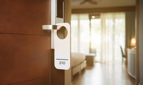 "Ngay khi tôi bước vào khách sạn, tôi ném nó vào góc": Bí mật ẩn sau vẻ hào nhoáng và sự thật ít người biết trong phòng khách sạn
