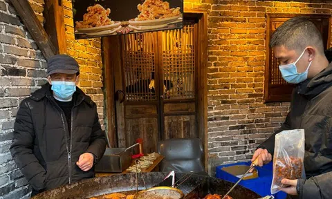 Khách Việt ăn đặc sản khi đi Trung Quốc, nhận xét: "Đời tôi chưa bao giờ nghĩ sẽ phải làm thế này!"
