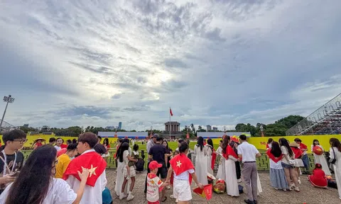 Không phải Phan Đình Phùng, đây mới là con phố đông nàng thơ nhất Hà Nội lúc này: Không khí đón 2/9 rộn rã vô cùng!