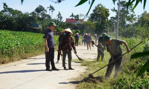 Hà Tĩnh: Cán bộ xắn tay cùng nhân dân dọn rác trước ngày trọng đại
