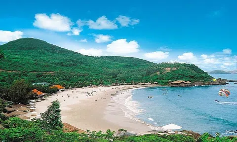 Bãi biển biệt lập cách trung tâm chưa tới 10km, du khách nhận xét: Đúng là biển xanh, cát trắng!