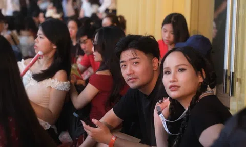 50.000 người đổ về Đông Anh bất chấp mưa trắng trời