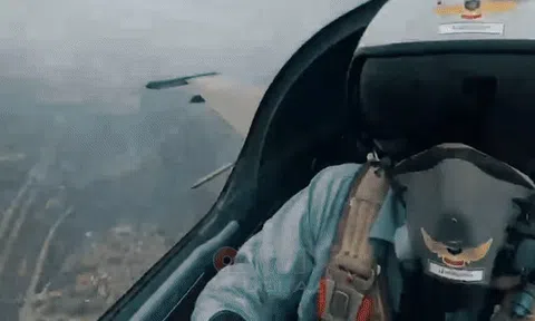 [CLIP] Phi công SU-30MK2 đưa tay chào cực nghệ khi chao lượn trên bầu trời Hà Nội, tiến về Ba Đình
