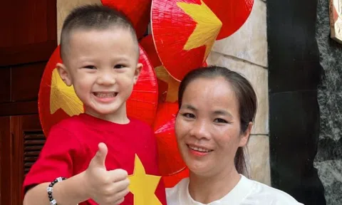 Quý tử nhà Duy Mạnh hot nhất phố Nguyễn Thái Học, được người dân đi xem tổng hợp luyện A80 thi nhau xin chụp ảnh