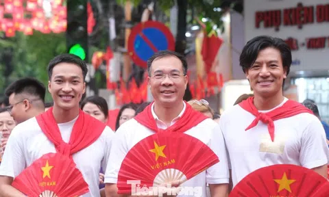 Đen Vâu, Hoàng Thùy Linh và xạ thủ Hoàng Xuân Vinh diễu hành ở Quảng trường Ba Đình