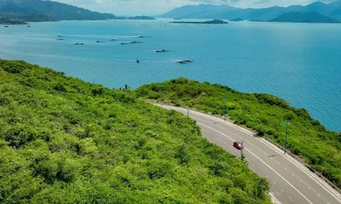 Cung đường một bên là núi, một bên là biển, du khách nhận xét: "Nhất định phải đi qua một lần trong đời!"