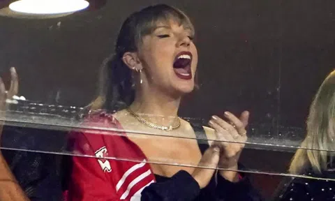 Ảnh: Toàn bộ dòng thời gian hẹn hò lãng mạn của Taylor Swift và Travis Kelce trước màn đính hôn bùng nổ cõi mạng
