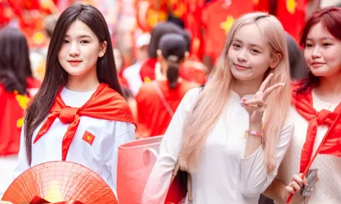 Khối nàng thơ tiến về Hàng Mã