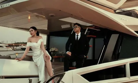 Tiền vệ ĐT Việt Nam khoe ảnh cưới trên du thuyền cùng cô chủ tiệm vàng
