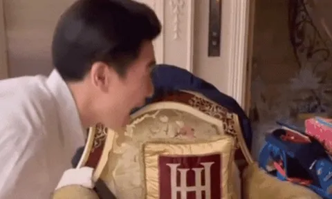 Không nhận ra Phó tổng đạo mạo nhà bầu Hiển với khoảnh khắc Tổng tài "xả vai" với các con