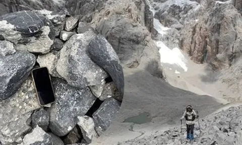 Nhặt được chiếc điện thoại rơi 3 năm, chàng trai mang trả và cái kết đẹp