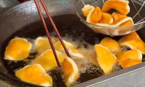 Chỉ 5.000 đồng/cái, món bánh "đế giày" giòn rụm, ngỡ ngàng khi biết nguyên liệu lại quen thuộc đến thế này!