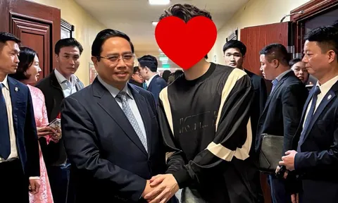 Nam ca sĩ được Thủ tướng Phạm Minh Chính bắt tay chúc mừng, một chi tiết gây sốt