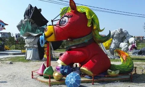 Người đàn ông Bắc Ninh làm linh vật ngựa khổng lồ đón tết Bính Ngọ