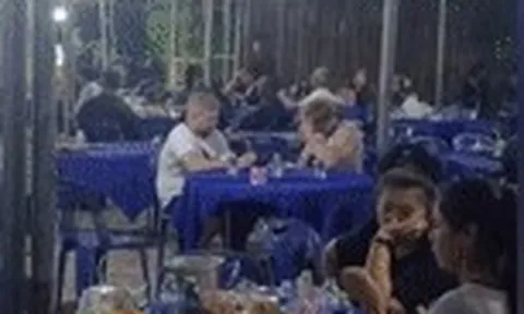 Đi qua đám tang, khách Tây tưởng nhà hàng liền vào gọi đồ và cái kết