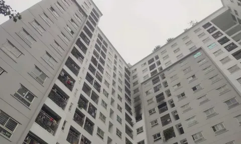 Cháy tại tầng 9 tòa chung cư ở Hà Nội