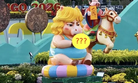 Xôn xao linh vật ngựa Tết đang trở thành ngôi sao chỉ vì "mặt cọc" và 1 thứ cầm trên tay