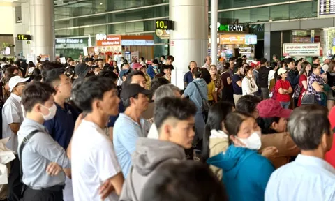 Sân bay Tân Sơn Nhất đông nghịt người đón kiều bào về quê ăn Tết