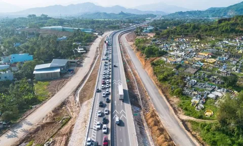 Mùng 5 Tết, ô tô xếp hàng dài qua lối ra cao tốc Hòa Liên – Túy Loan