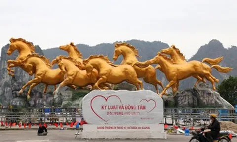 Linh vật 'Bát Mã' khổng lồ tung vó dũng mãnh tại Quảng Ninh