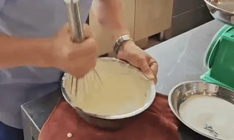 "Đại chiến" Tiramisu trên Threads: Tiệm bánh khoe "đánh kem bằng tay" chuẩn truyền thống, hội yêu bếp tràn vào bóc sự thật bẽ bàng