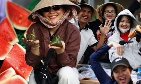 Nhiều du khách bất ngờ tại lễ hội mà "cái gì cũng miễn phí" ở Bình Dương: "Bà con có ngụm nước giải khát cũng vui"