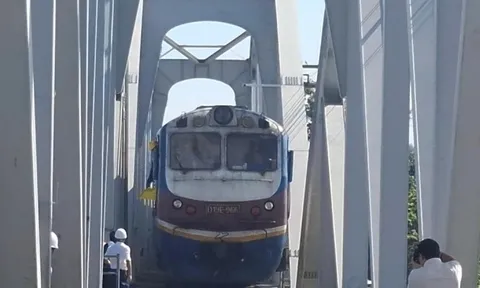 Thông tàu Bắc - Nam qua cầu Ghềnh sau 5 ngày tê liệt