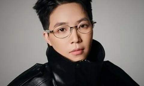 Nghệ sĩ Việt đầu tiên được vinh danh trên "thánh địa" bóng đá châu Âu sức chứa 100.000 chỗ ngồi