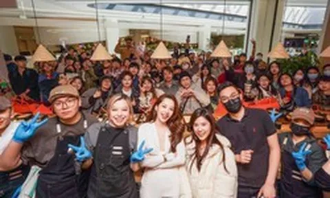 Chi Pu ra thông báo nóng về quán phở ở Trung Quốc