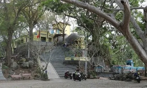 Dấu chân bí ẩn in sâu vào đá trên núi ở TPHCM khiến nhiều người tò mò