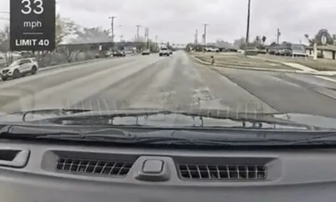 Nữ tài xế nhanh tay cứu bé trai mặc bỉm chạy ra đường