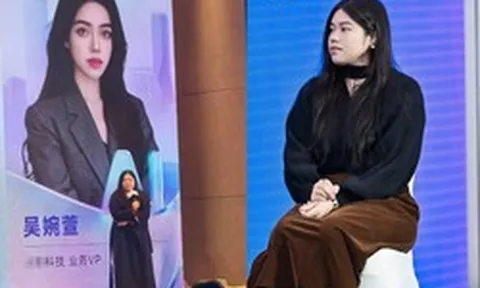 Đang viral mạnh nhất: Phó chủ tịch công ty công nghệ lộ mặt thật khác xa ảnh trên slide chiếu ở hội nghị