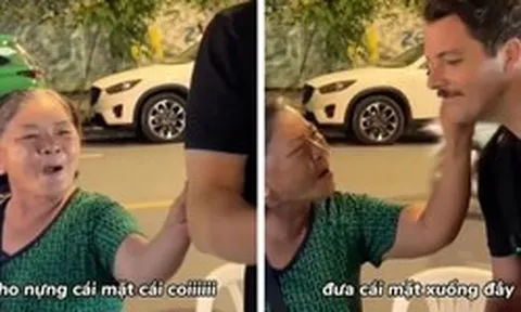 Bị người Việt "nựng" mặt, khách Tây tuyên bố ghét đúng một thứ ở Việt Nam