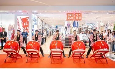 Hàng trăm khách hàng xếp hàng dài trước cửa hàng UNIQLO Hanoi Centre