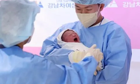 Cả làng ăn mừng chào đón em bé đầu tiên ra đời sau 17 năm