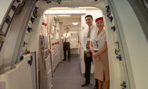 Bí mật sau việc cúi chào của tiếp viên ở cửa máy bay, nhiều người không biết