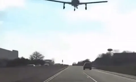 Máy bay hạ cánh khẩn cấp trên phố đông đúc, luồn lách giữa các làn xe