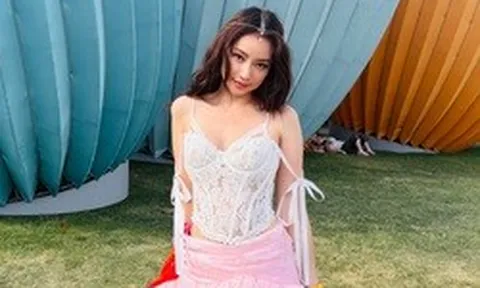 Hoa hậu Việt xuất hiện gợi cảm tại Coachella 2026: Từng lọt top 100 gương mặt đẹp nhất thế giới, nhan sắc hiện tại ra sao?