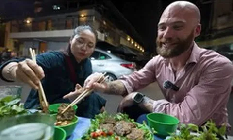 Khách Tây đi ăn quán Việt, tự tin dặn dò chủ quán nhưng khiến tất cả cười lăn vì nhầm đúng 1 chữ cái