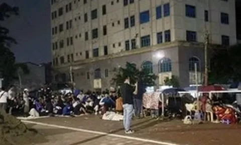 Cảnh xuyên đêm xếp hàng 'giành suất mua' NƠXH giá 1 tỷ đồng tại Hà Nội