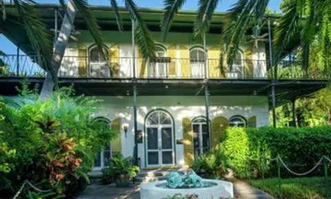 Vì sao có đồng xu dưới bể bơi ở nhà văn hào Ernest Hemingway?