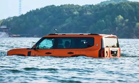 Thêm hãng xe Trung Quốc làm SUV có thể bơi trên nước, trang bị động cơ điện lẫn motor xăng