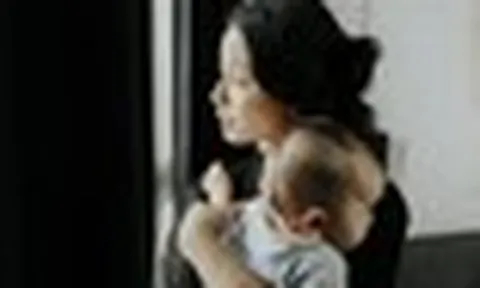 Ôm con đứng ngoài ban công lúc nửa đêm, mẹ trẻ 23 tuổi khiến cả nhà hoảng loạn vì điều không ai ngờ