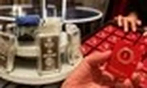 Giá vàng tiếp đà giảm, bạc ‘lao dốc’