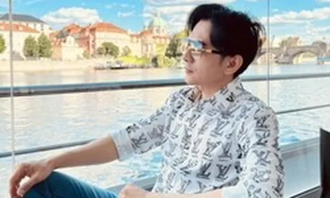 Nam ca sĩ đình đám một thời đi bán cà phê tại đường Đinh Tiên Hoàng, TP.HCM: Khách đến mua không có chỗ đứng