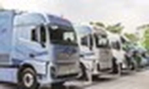 Phát hiện đội xe tải Trung Quốc với đầu kéo nặng 49 tấn, không dùng xăng cũng không cần sạc điện, âm thầm làm nhiệm vụ quan trọng