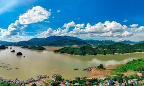 Hồ nước nhân tạo lớn nhất Việt Nam dài lên đến 230 km, có công trình lớn nhất Đông Nam Á thế kỷ 20...được quy hoạch khu du lịch 52.200ha, được ông lớn SunGroup "để mắt" đến