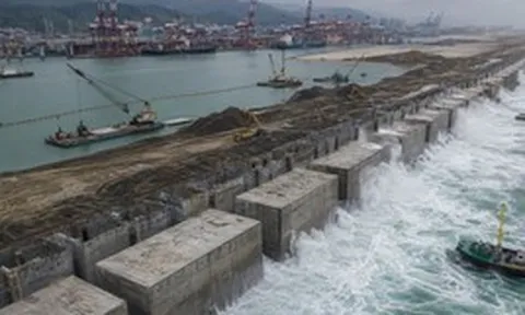 Phát hiện 117 khối bê tông nặng tới 8.600 tấn đang được đánh chìm xuống đáy biển, một 'vùng đất' rộng 167 ha dần được tạo ra